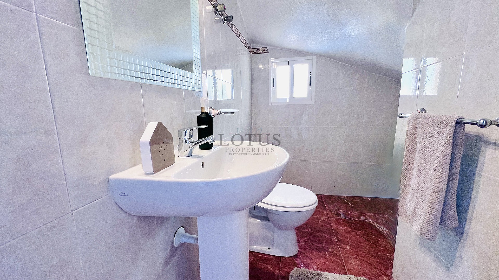 Charmigt radhus med tre sovrum och gemensam pool – nära allt du behöver! - Lotus Properties