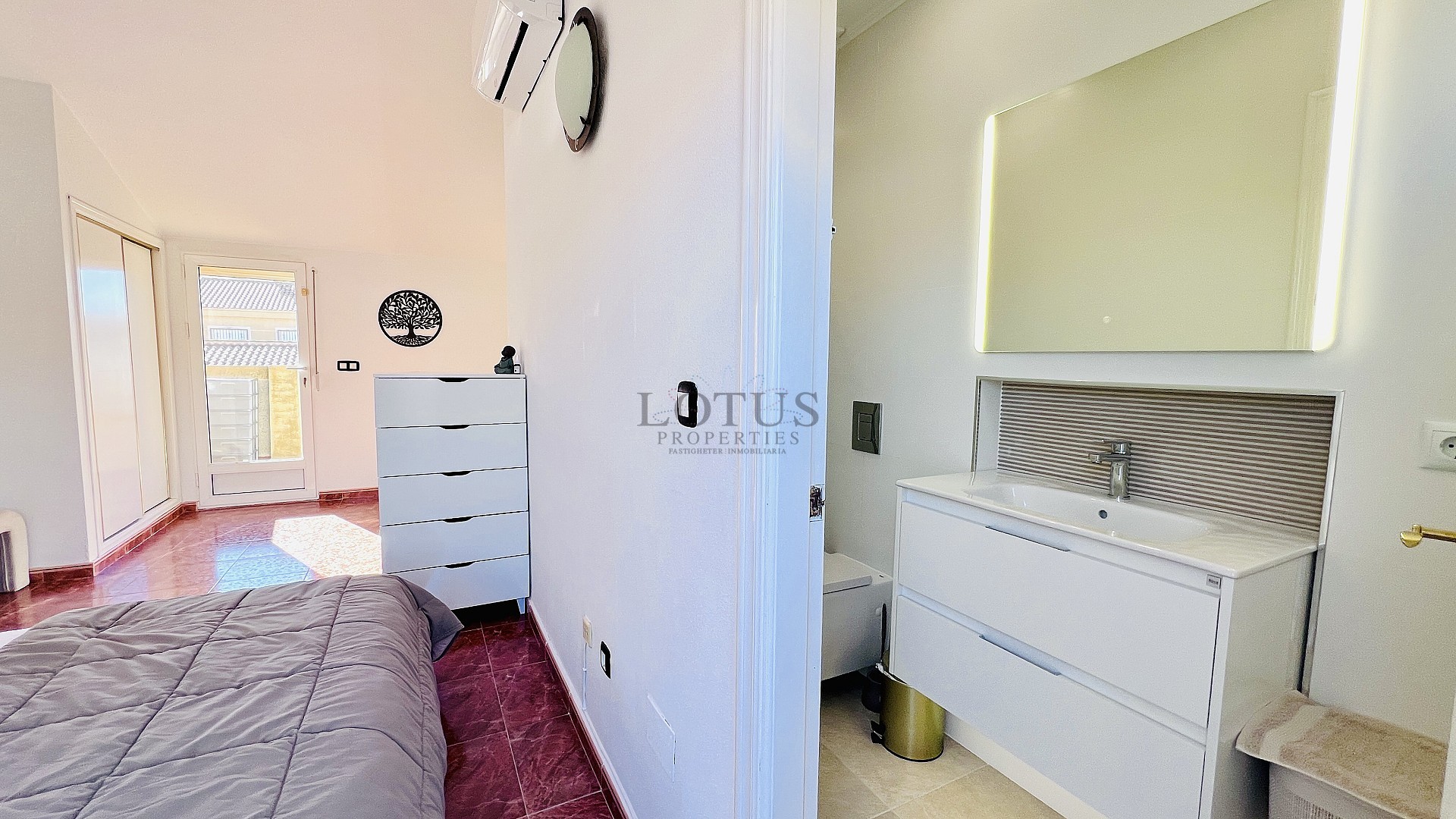 Charmigt radhus med tre sovrum och gemensam pool – nära allt du behöver! - Lotus Properties