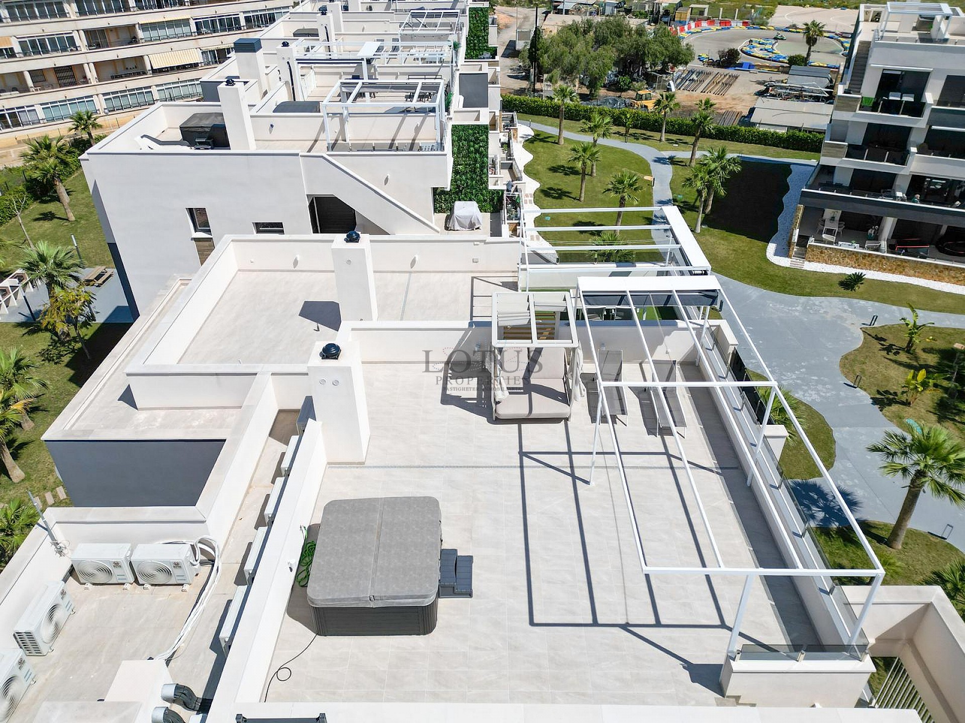 MODERN TAKVÅNING MED FANTASTISK HAVSUTSIKT OCH STOR PRIVAT TAKTERRASS. - Lotus Properties