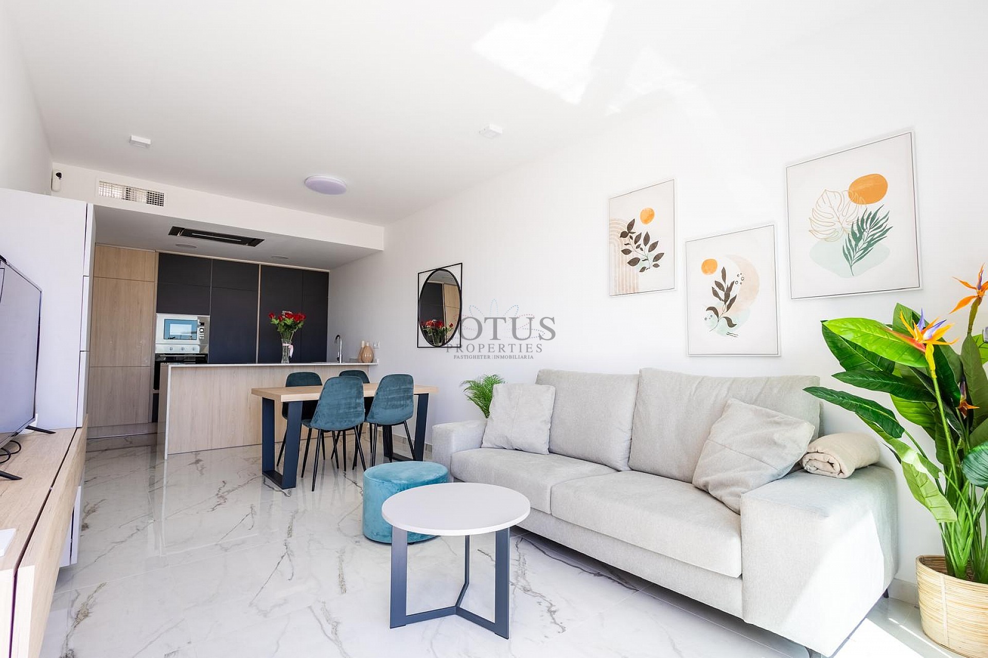 MODERN TAKVÅNING MED FANTASTISK HAVSUTSIKT OCH STOR PRIVAT TAKTERRASS. - Lotus Properties