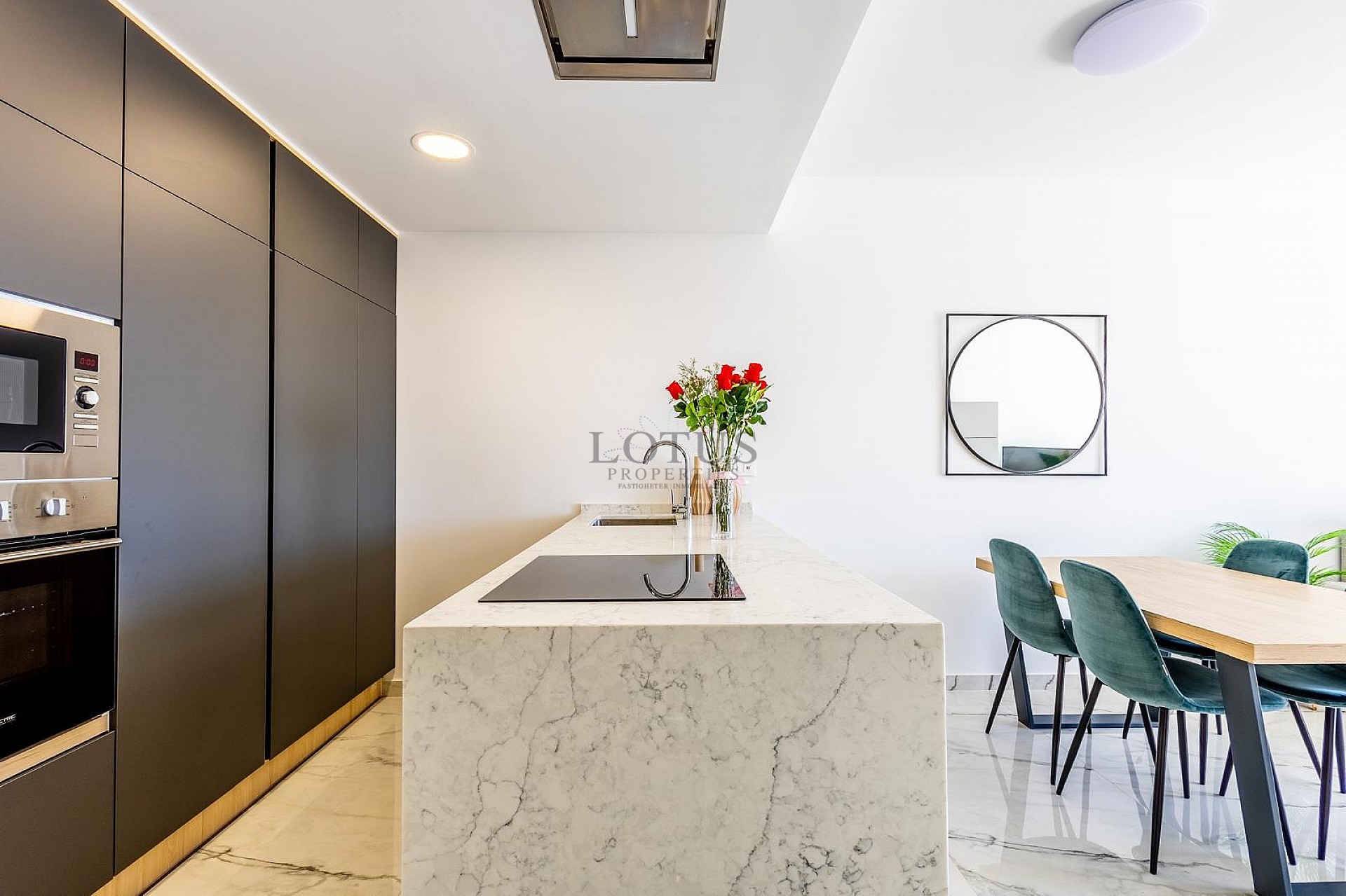 MODERN TAKVÅNING MED FANTASTISK HAVSUTSIKT OCH STOR PRIVAT TAKTERRASS. - Lotus Properties