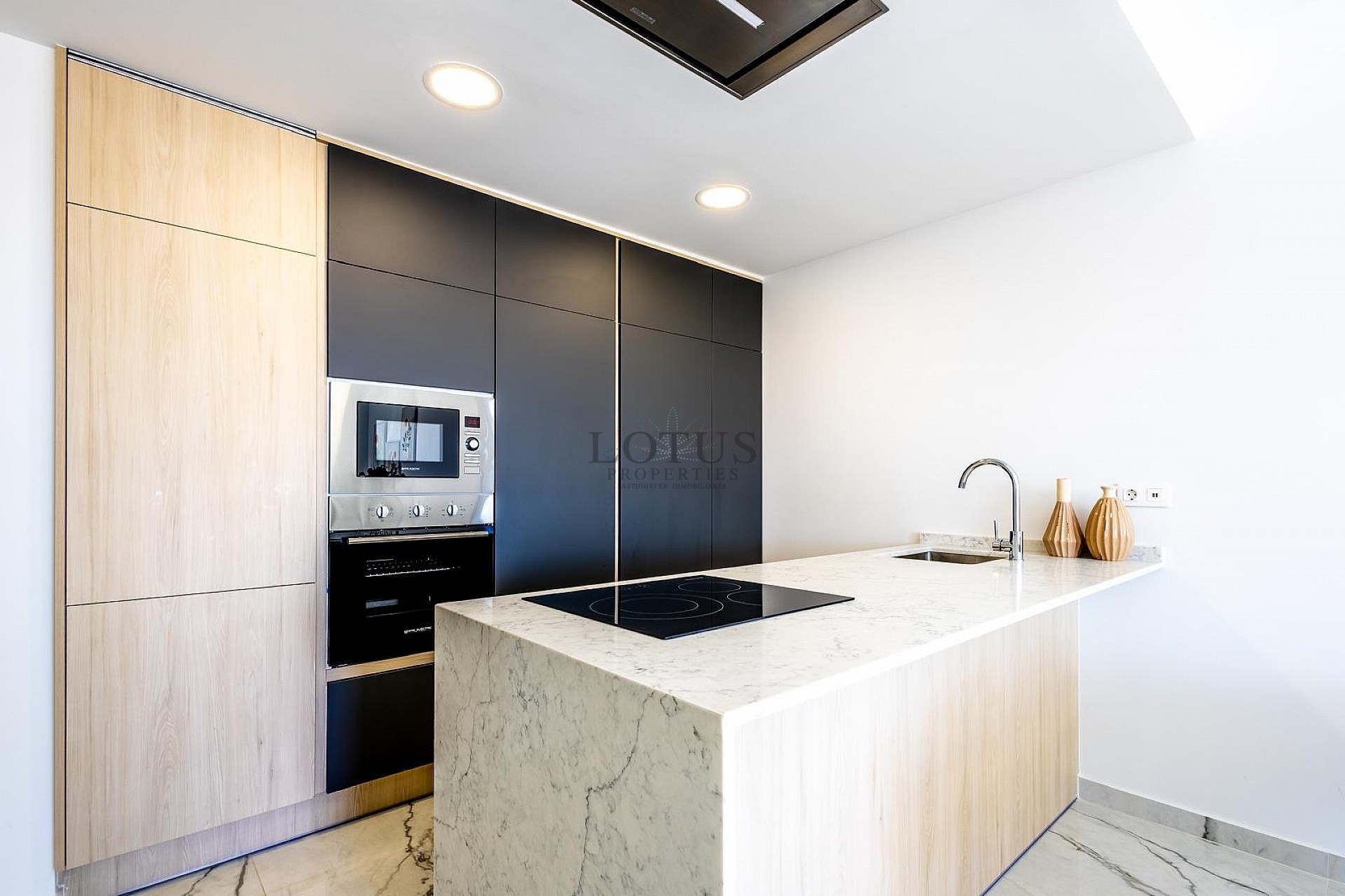 MODERN TAKVÅNING MED FANTASTISK HAVSUTSIKT OCH STOR PRIVAT TAKTERRASS. - Lotus Properties