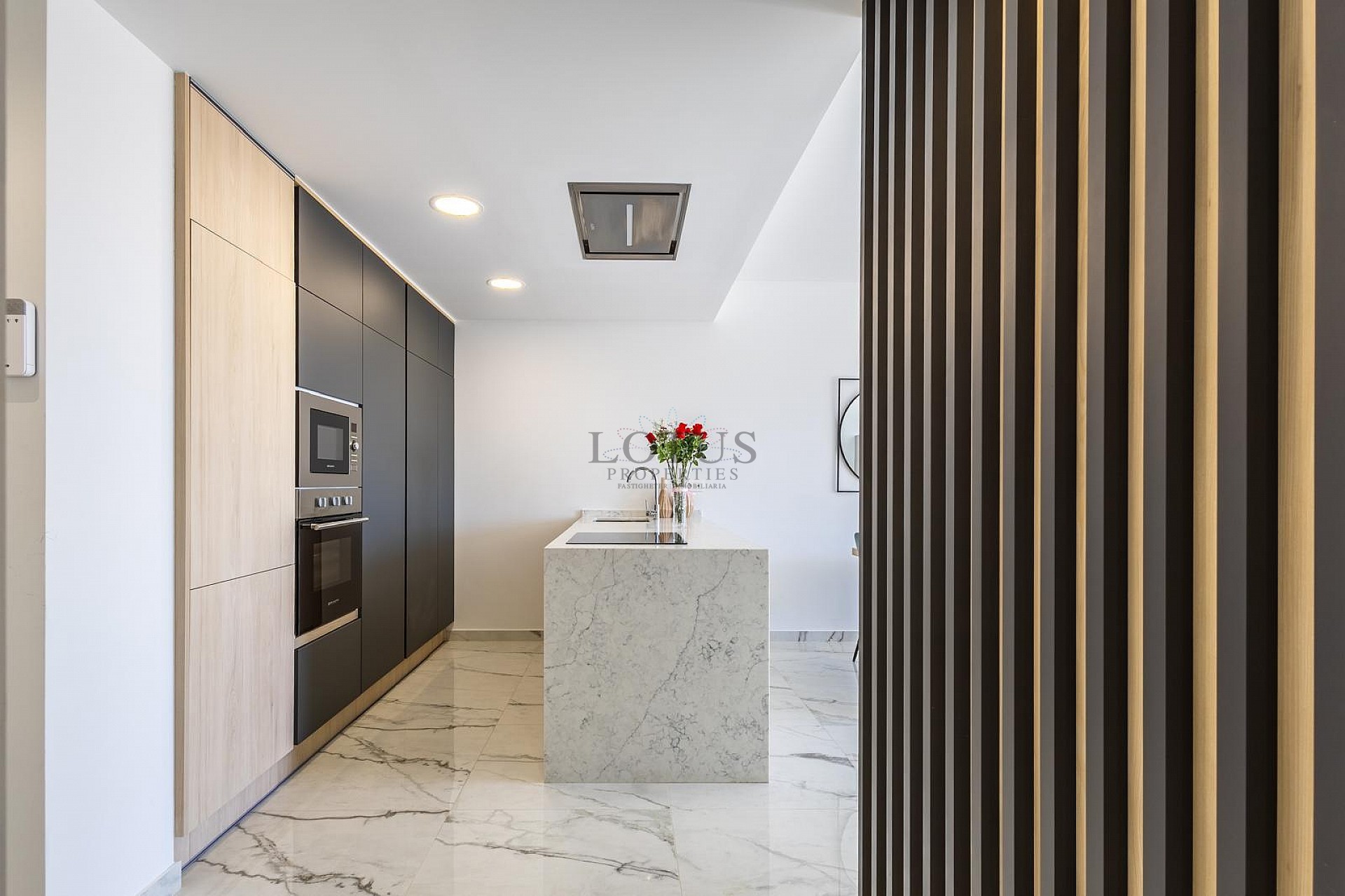 MODERN TAKVÅNING MED FANTASTISK HAVSUTSIKT OCH STOR PRIVAT TAKTERRASS. - Lotus Properties