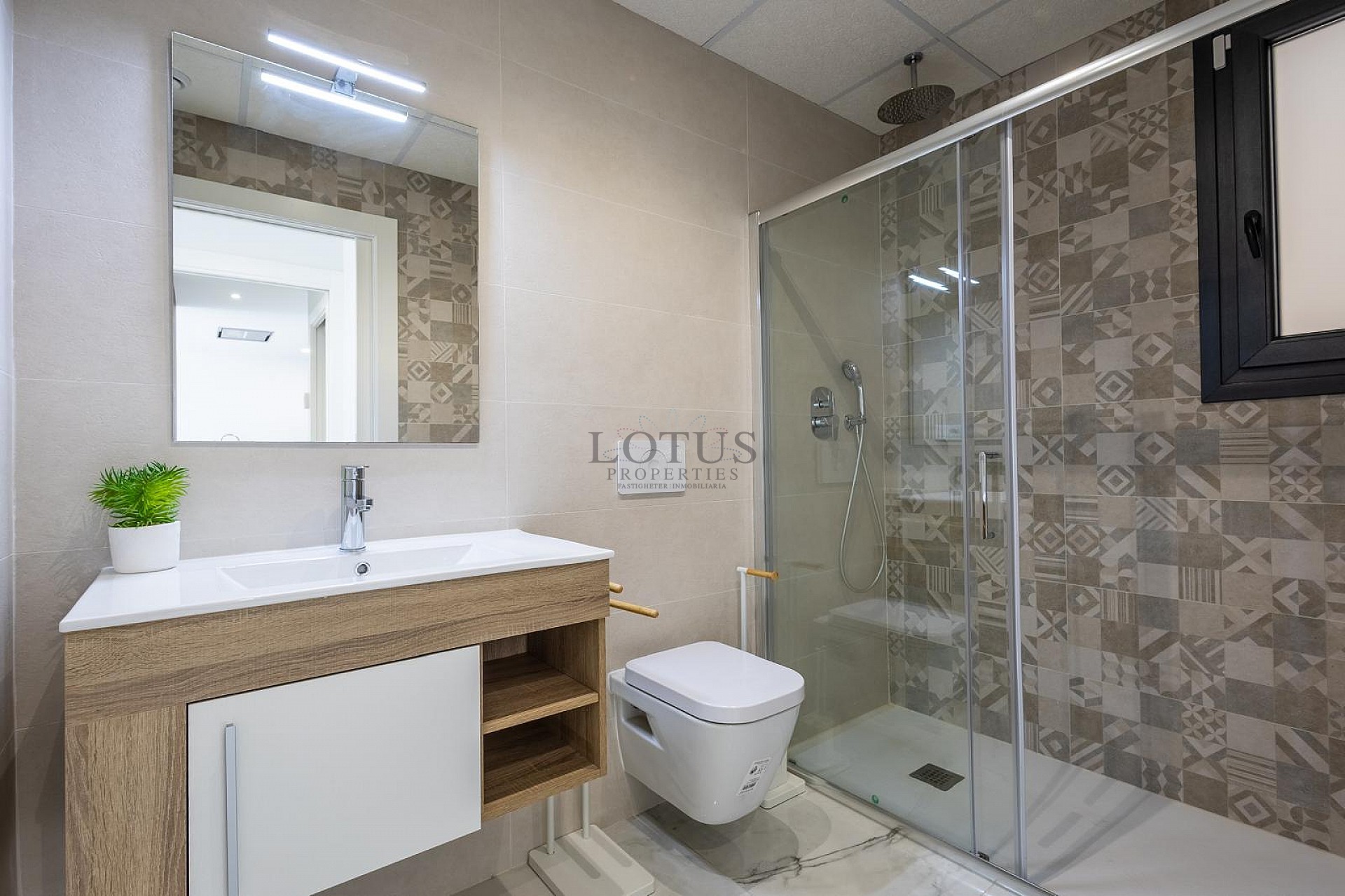 MODERN TAKVÅNING MED FANTASTISK HAVSUTSIKT OCH STOR PRIVAT TAKTERRASS. - Lotus Properties