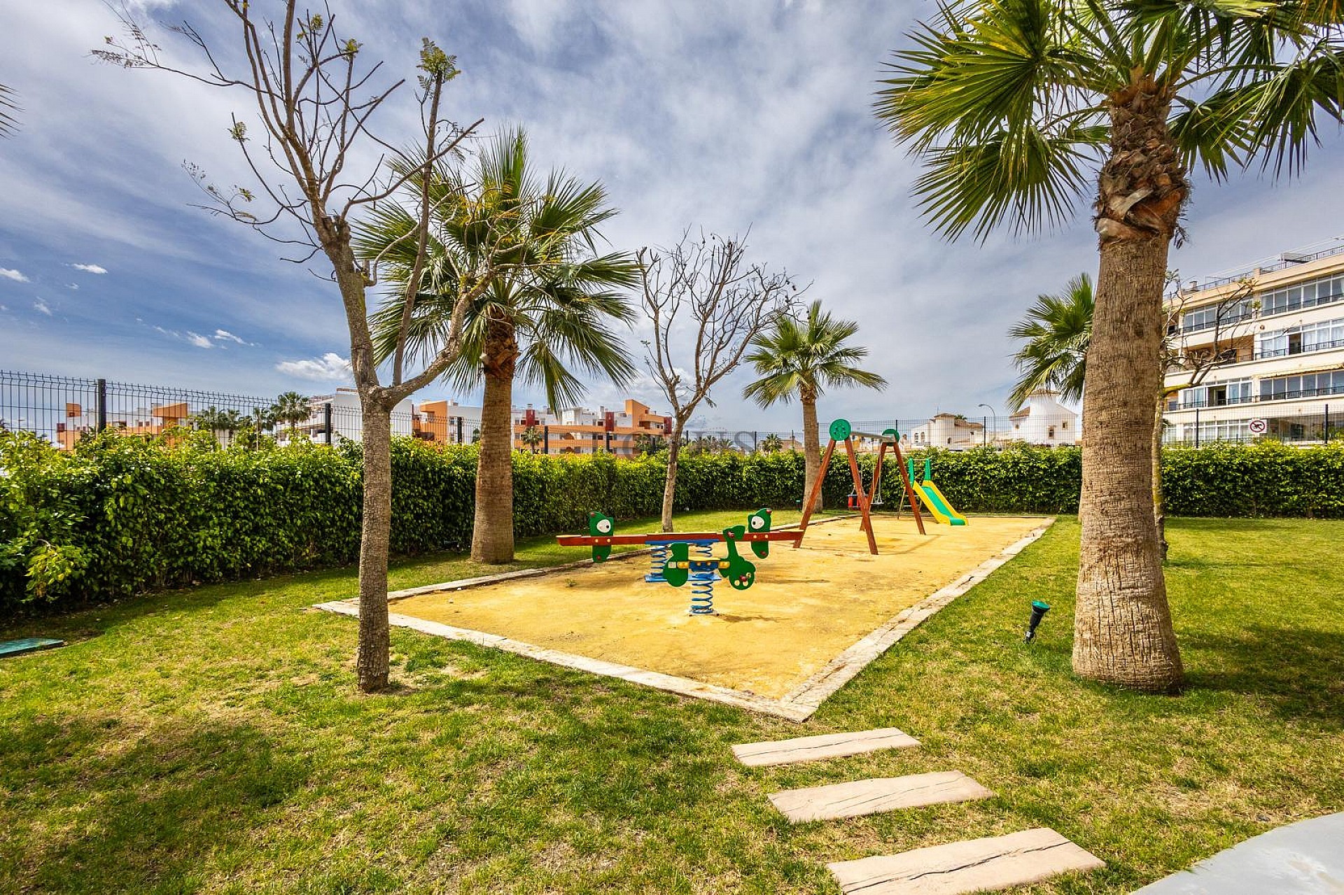 MODERN TAKVÅNING MED FANTASTISK HAVSUTSIKT OCH STOR PRIVAT TAKTERRASS. - Lotus Properties