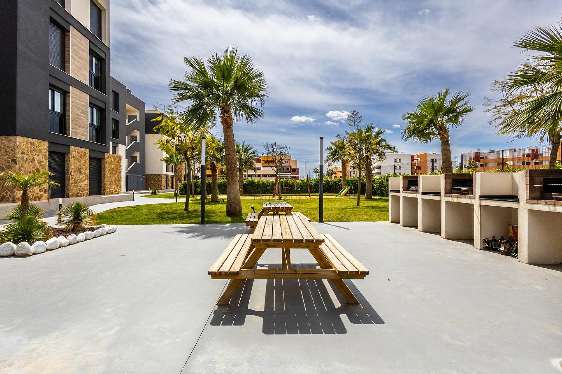 MODERN TAKVÅNING MED FANTASTISK HAVSUTSIKT OCH STOR PRIVAT TAKTERRASS. - Lotus Properties