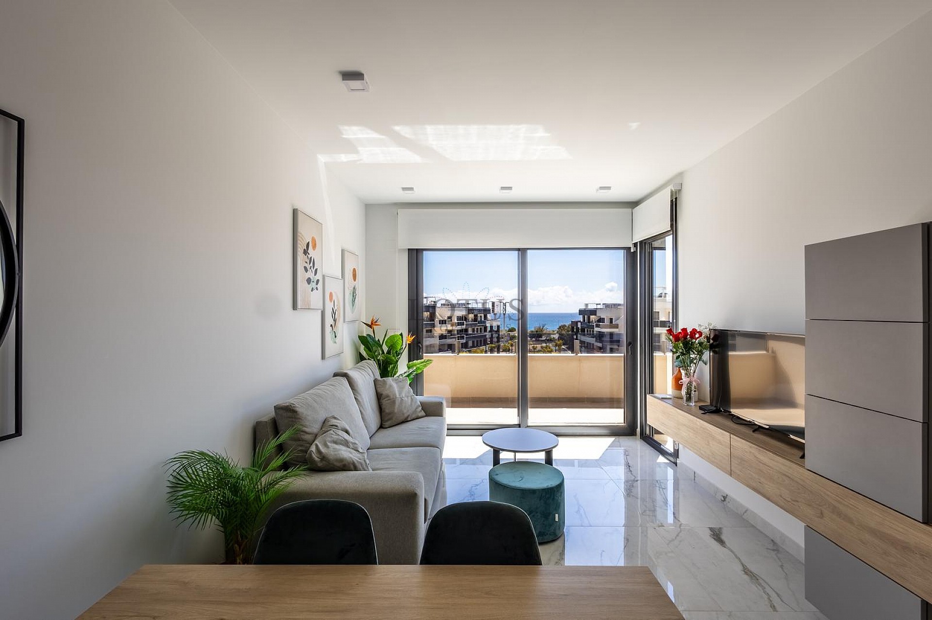 MODERN TAKVÅNING MED FANTASTISK HAVSUTSIKT OCH STOR PRIVAT TAKTERRASS. - Lotus Properties