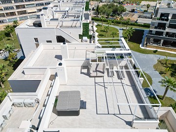 MODERN TAKVÅNING MED FANTASTISK HAVSUTSIKT OCH STOR PRIVAT TAKTERRASS. - Lotus Properties