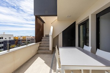 MODERN TAKVÅNING MED FANTASTISK HAVSUTSIKT OCH STOR PRIVAT TAKTERRASS. - Lotus Properties