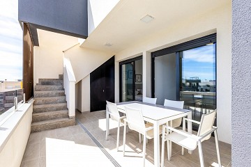 MODERN TAKVÅNING MED FANTASTISK HAVSUTSIKT OCH STOR PRIVAT TAKTERRASS. - Lotus Properties