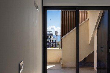 MODERN TAKVÅNING MED FANTASTISK HAVSUTSIKT OCH STOR PRIVAT TAKTERRASS. - Lotus Properties