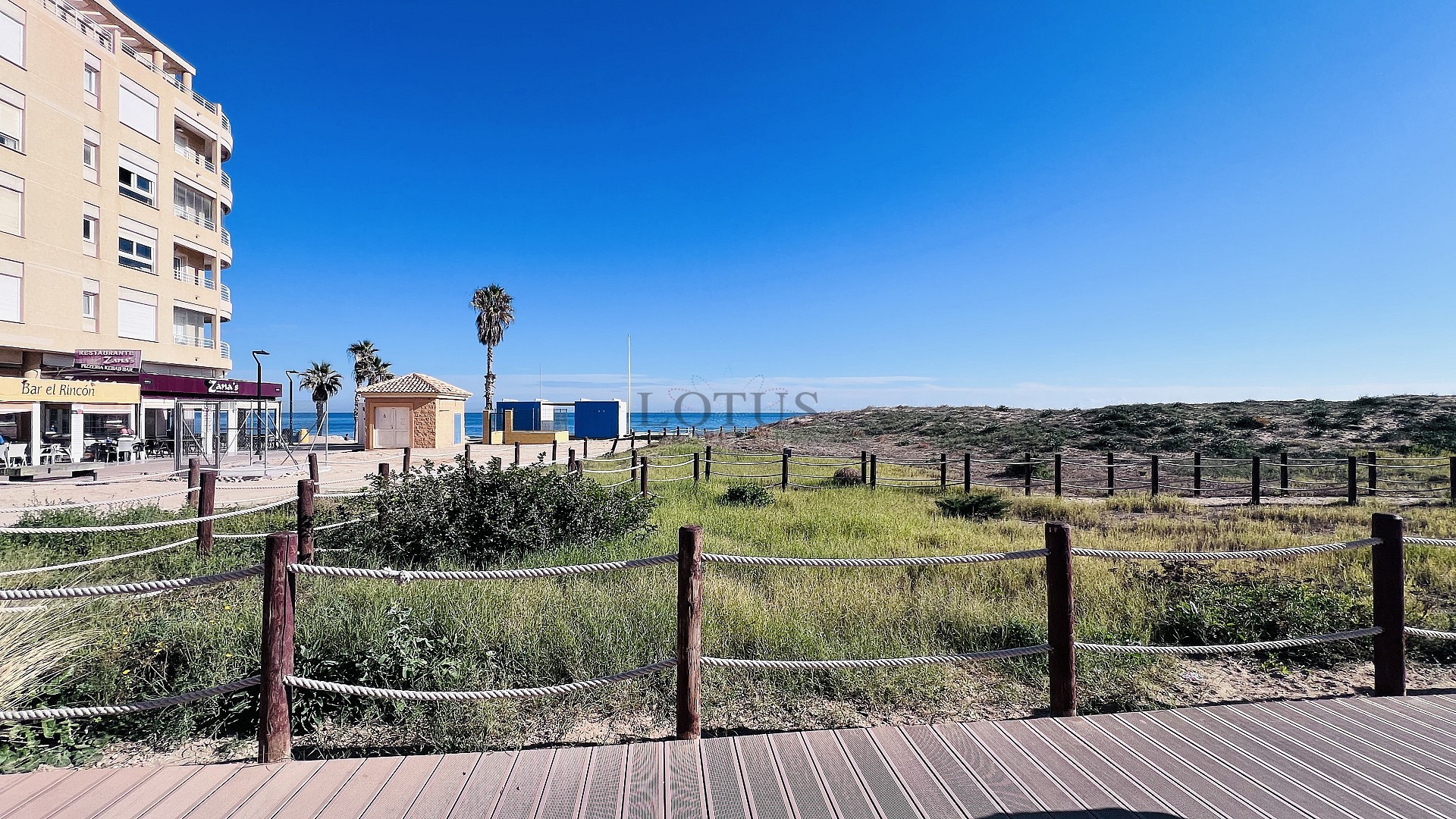 Stilren, renoverad bostad endast 140 meter från stranden i La Mata - Lotus Properties